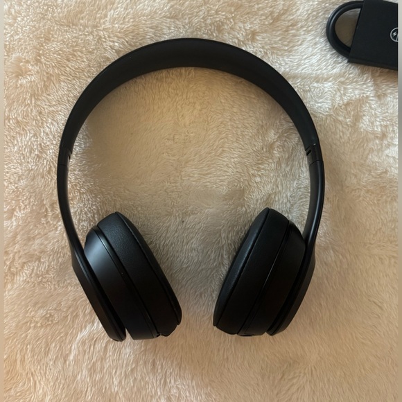 Beats Solo 3 Wireless Headphones - Picture 3 of 16